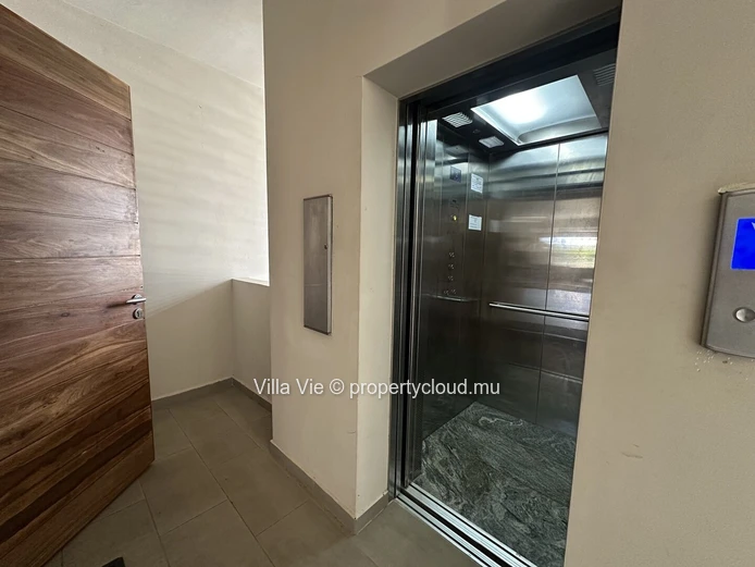 Pereybere - 2-bedroom penthouse (Sole Mandate)