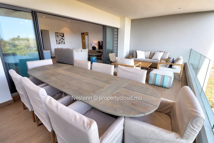 3-bed apartment with sea view in a secured residence with shared pool 