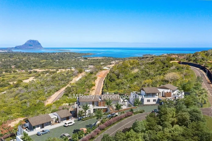 À vendre, penthouse avec une sublime vue sur la mer et la montagne du Morne situé à Petite Rivière Noire, Île Maurice