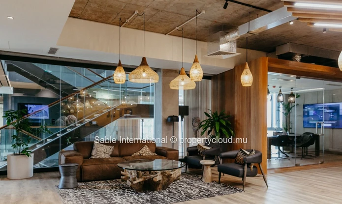 Bureau à vendre à Grand Baie, 1400m², 2 bureaux, parking sécurisé, proche commodités.