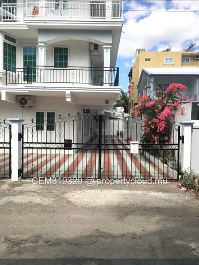 CLEAN & SPACIOUS 3-BEDROOM APARTMENT FOR RENT IN FLIC EN FLAC  ~ 3 Mins Walk to Flic en Flac Beach