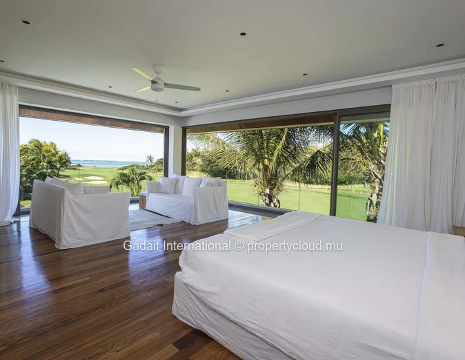 Investissez dans cette superbe Villa luxueuse avec vue golf et vue mer dans l'est de l'Ile Maurice