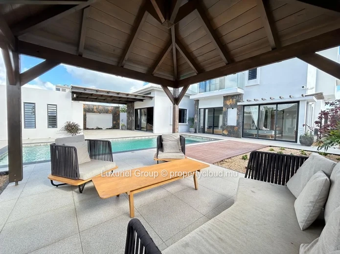 Villa contemporaine avec piscine à louer à Péreybère