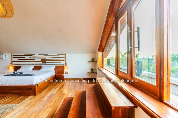 Superbe villa style chalet, 4 chambres en suites, piscine et jardin a grand baie chemin 20 pieds