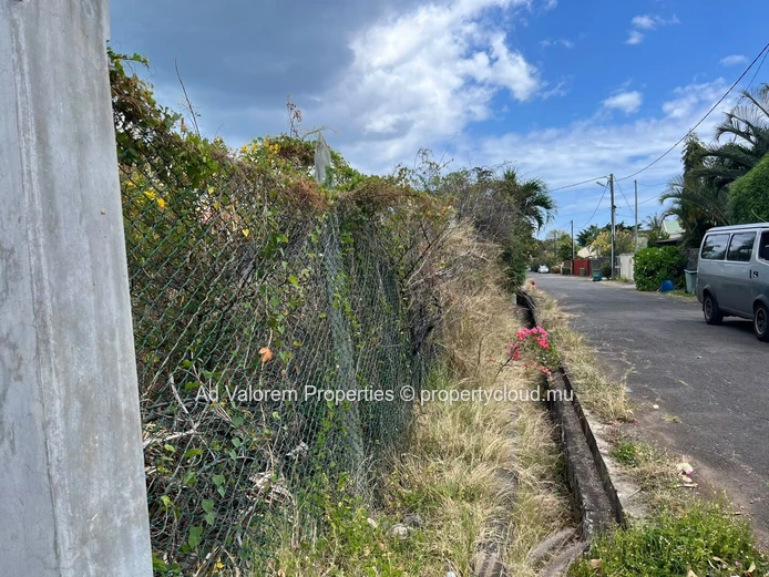 Terrain résidentiel de 1 064 m² à vendre à Rivière Noire