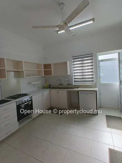 5-Bedroom Villa for Rent in Tamarin, 280m² Living Space, beach access