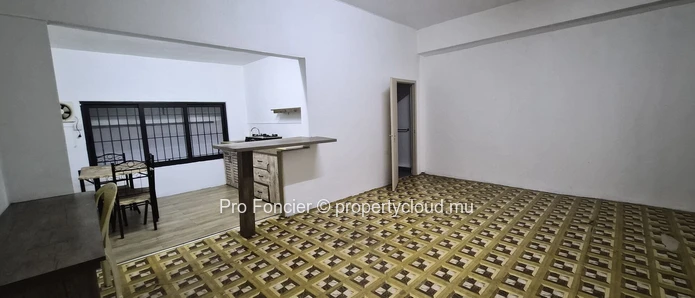 Commercial space for rent in Curepipe – with apartments on a busy main road