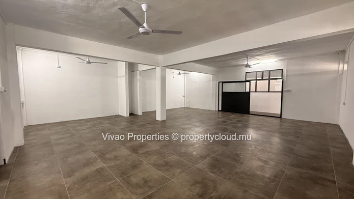 Exclusivité sur route principale au cœur de Port-Louis - Local commercial de 275 m² à louer au premier étage (Mandat exclusif)