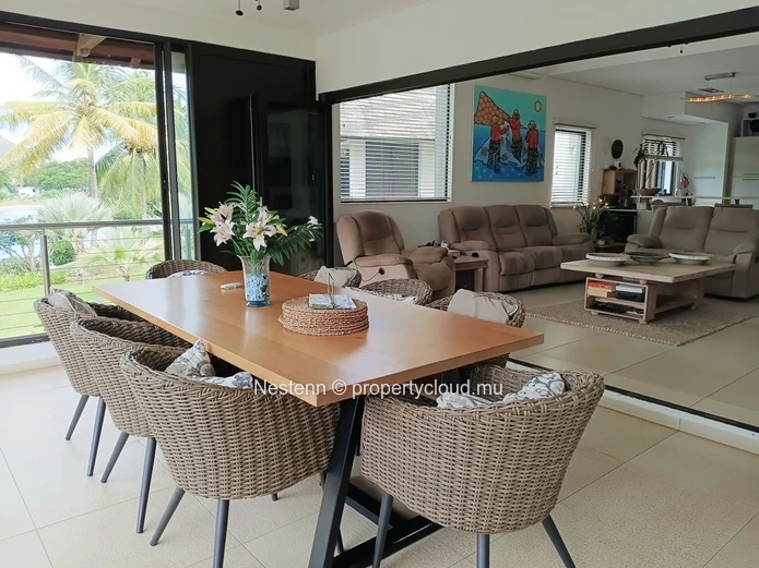 Between the sea and the river, a penthouse with its feet in the water