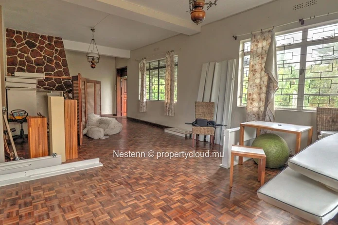 Traditional house with independent studio 