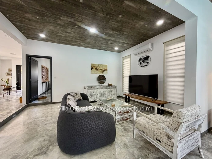 In a private neighborhood, close to the sea, this villa with modern architecture is bright and spacious. It offers in...