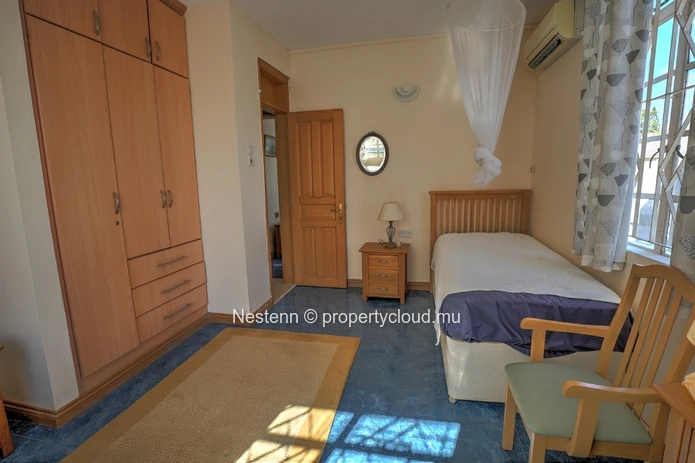 Charming 4-bedroom house in second row 