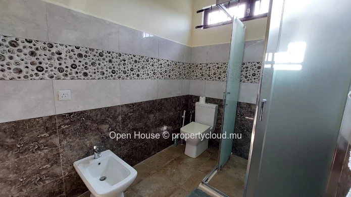 4-Bedroom Villa with Private Pool to Rent in Calodyne