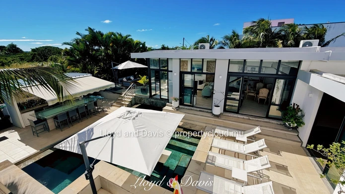 Villa contemporaine avec piscine à débordement