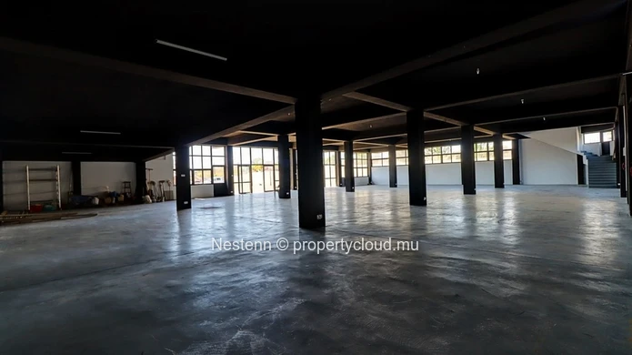 Prime Commercial Space - 600 m² with Large Parking