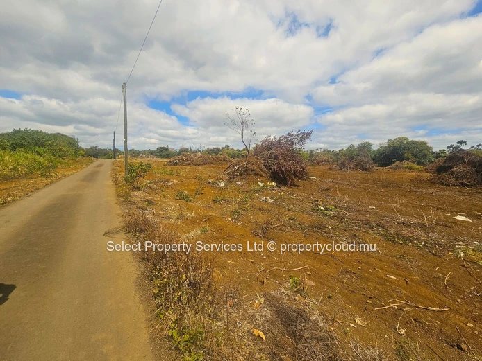 A Vendre Terrain En Pleine Propriété Idéalement Situé À Moka