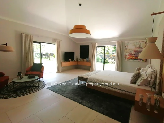 Sublime villa complètement rénovée, a multiples ouverture sur une très grande terrasse et sa jolie piscine, vue sur u...
