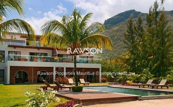 3-Bedroom Apartment in a Residence with Swimming Pool and Stunning Le Morne Views
