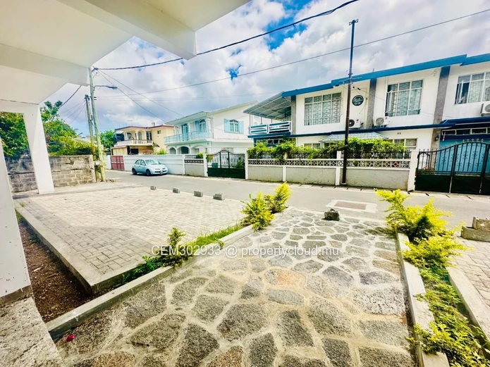 PROPRIÉTÉ RÉSIDENTIELLE EXCLUSIVE À VENDRE – Quatre Bornes
