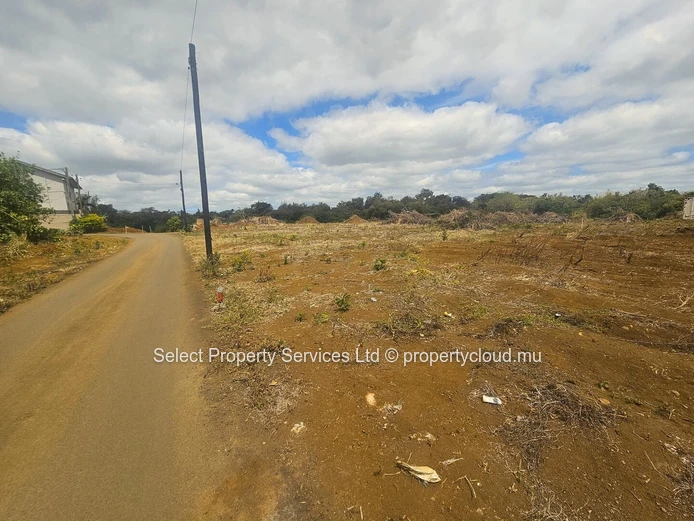 A Vendre Terrain En Pleine Propriété Idéalement Situé À Moka