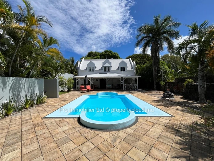 Maison familiale chaleureuse et spacieuse, conçue par un architecte ,  À louer à Roches Noires