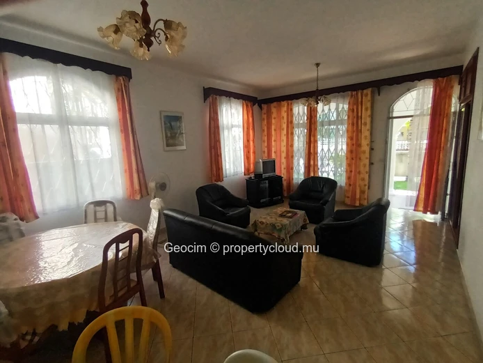 Flic en Flac Morc De Chazal à 5 mns de la plage Maison meublée de 6 càc 2 sdb sur 99 toises. Etage à compléter. (Mandat exclusif)