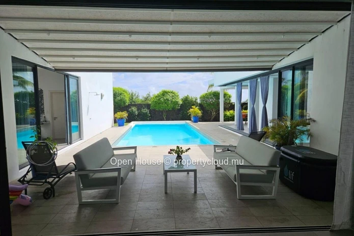 Villa RES, 5 bedrooms, 5 bathrooms, swimming Pool. Avalaible to foreigners. Grand Bay.