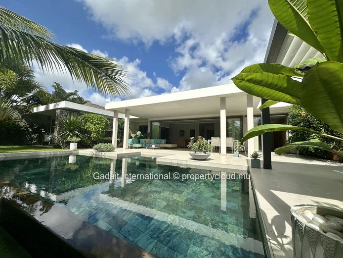 Villa contemporaine avec piscine à débordement et pergola bioclimatique à Grand Baie
