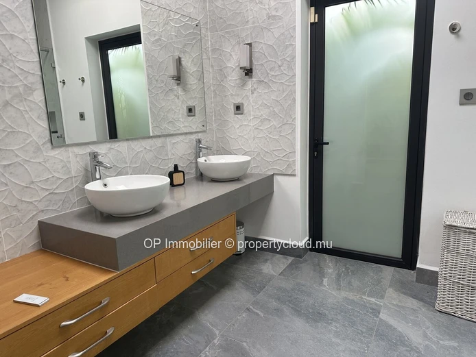 Maison meublée 4 chambres avec piscine à louer à Forêt Daruty