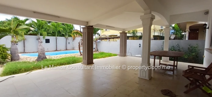 Villa for sale with private swimming pool not far from London supermarket, close to all amenities. 