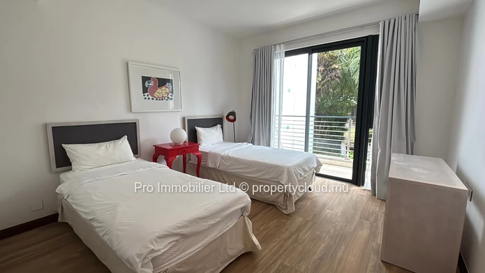 Vue imprenable sur l’océan depuis ce luxueux appartement de 3 chambres en suite au premier etage , entièrement meublé...