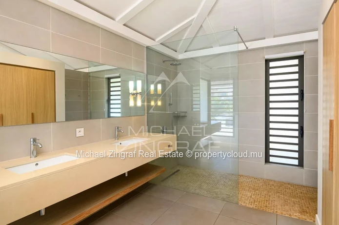4-Bedroom Villa – Beachfront in Azuri