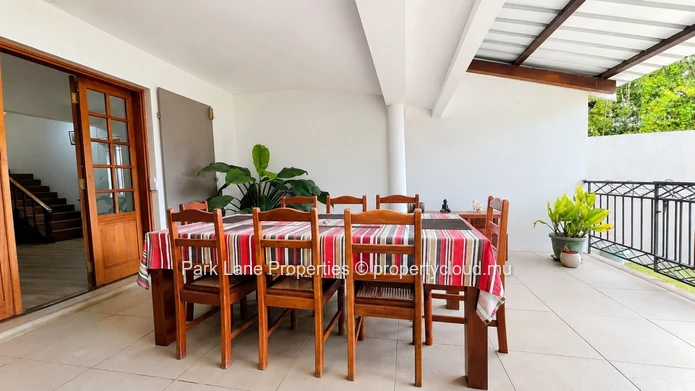 Maison familiale  de 400m2 à Moka  avec piscine, grand jardin et vue Montagne