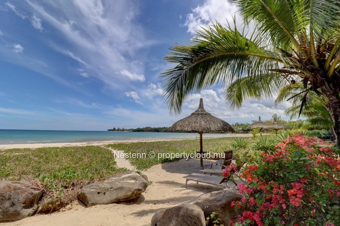 Furnished 4-bed duplex with river and mountain views, and close to the beach