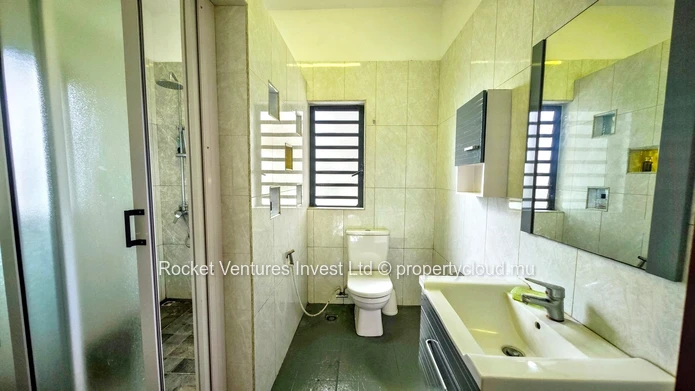 VENTE - Villa de Prestige avec Piscine – 3 Chambres à Mont Piton