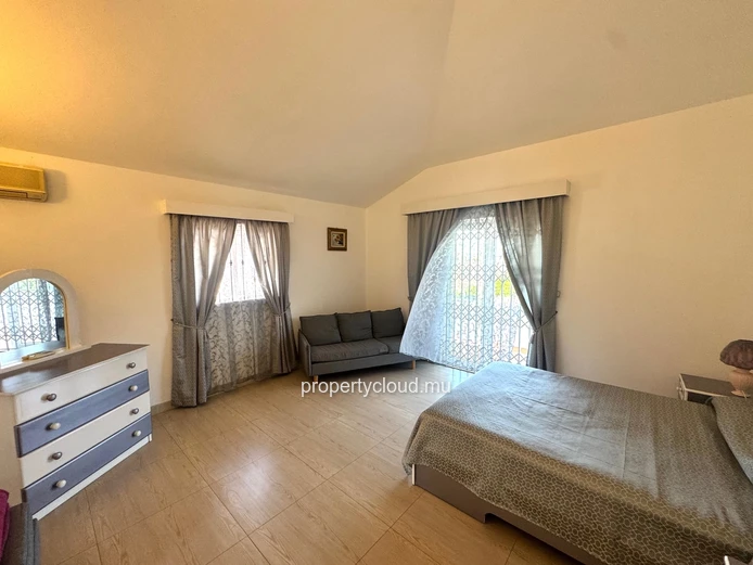 ALBION – À VENDRE – Spacieuse villa familiale avec appartement indépendant, piscine et garage