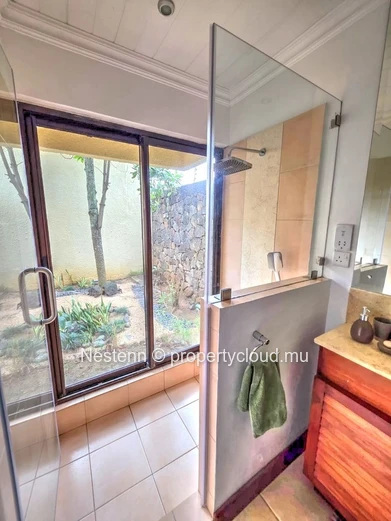 Spacious 5-bedroom villa in exclusive secured residence 