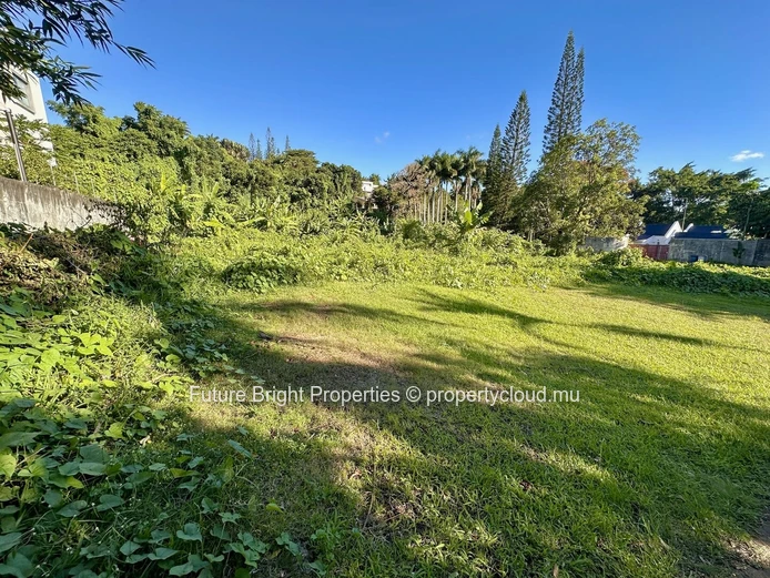 Terrain d’angle d’exception à Floréal – Idéal pour investisseurs et pour construire la maison de vos rêves