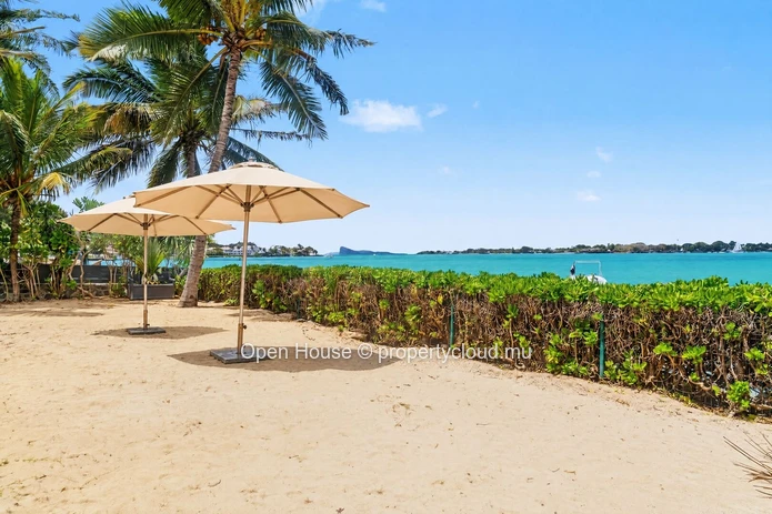 Appartement pieds dans l'eau à vendre à Grand Baie 152m² - Marché local exclusivement.