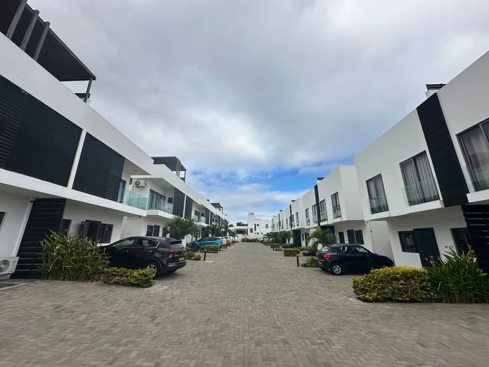 Duplex moderne de 3 chambres avec piscine privée à louer à Flic en Flac