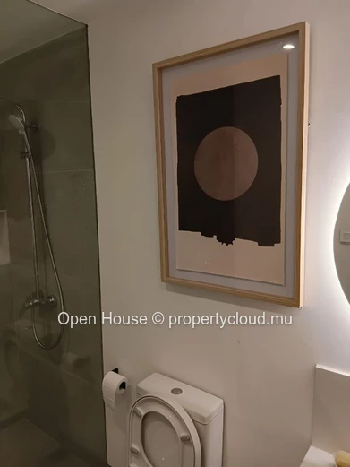Appartement R+2 à vendre à Grand Baie, 150m², 3 chambres, vue montagne, meublé, climatisé, parking gardé, accessible ...