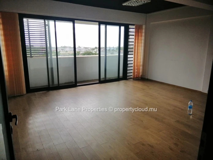 Ideal office for startups and professionals – 30 m² in a thriving district in Ebene
