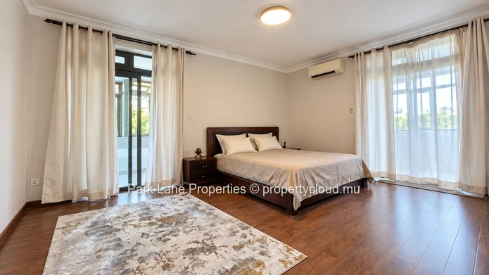 Living at the top, in the heart of Quatre Bornes!