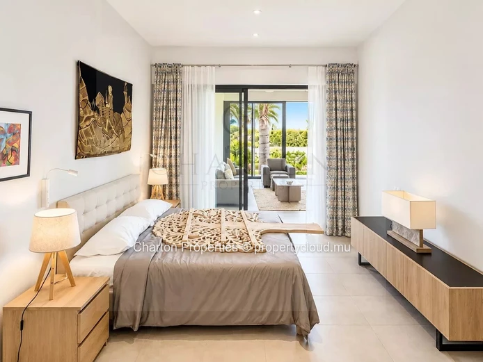 New 3-bedroom en suite apartment with mountain view