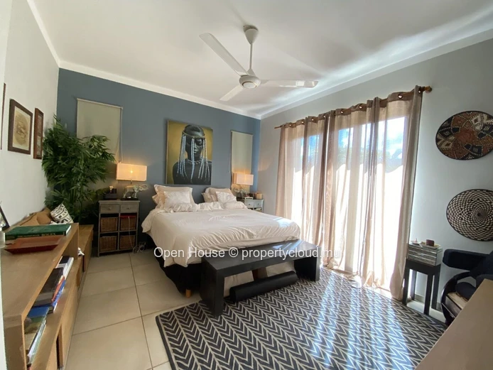 A VENDRE - Villa contemporaine de 300m2  - 4 chambres - salle de vie de 80m2 - cuisine extérieure - buanderie - pisci...