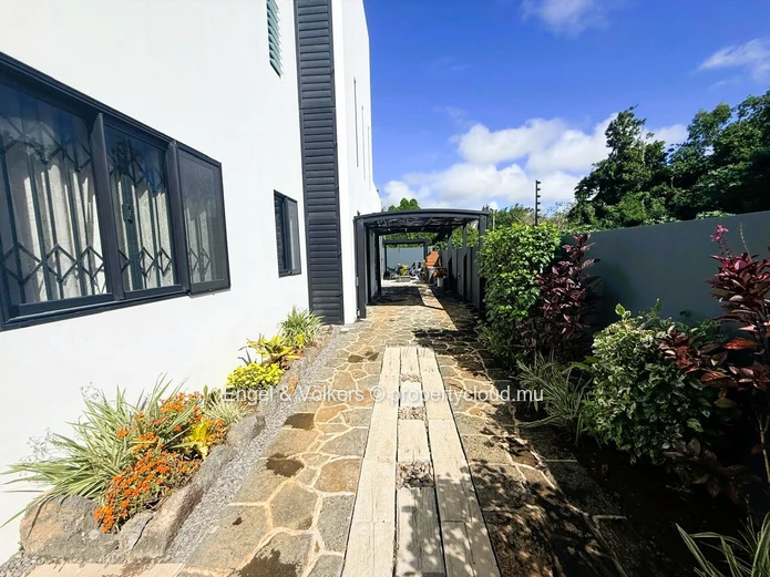 Luxury, Privacy and Comfort Villa in the Heart of Calodyne for Rent  Property Description