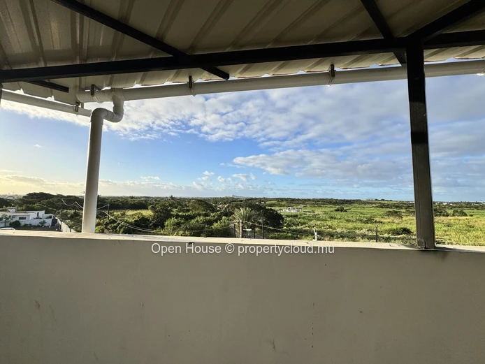 92 m² commercial space + 185m² terrace for rent in The Vale