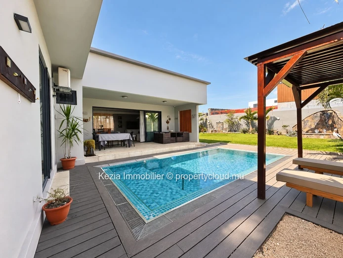 A Warm Villa Opening Onto A Beautiful Garden