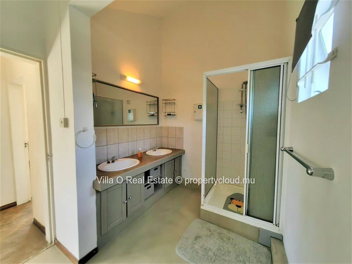Charmante maison à étage dans un quartier privé, comprenant 3 chambres à coucher, sur un beau jardin arboré avec une ...