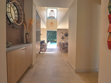 3-bedroom villa with private pool, jacuzzi, sea access, and close to golf